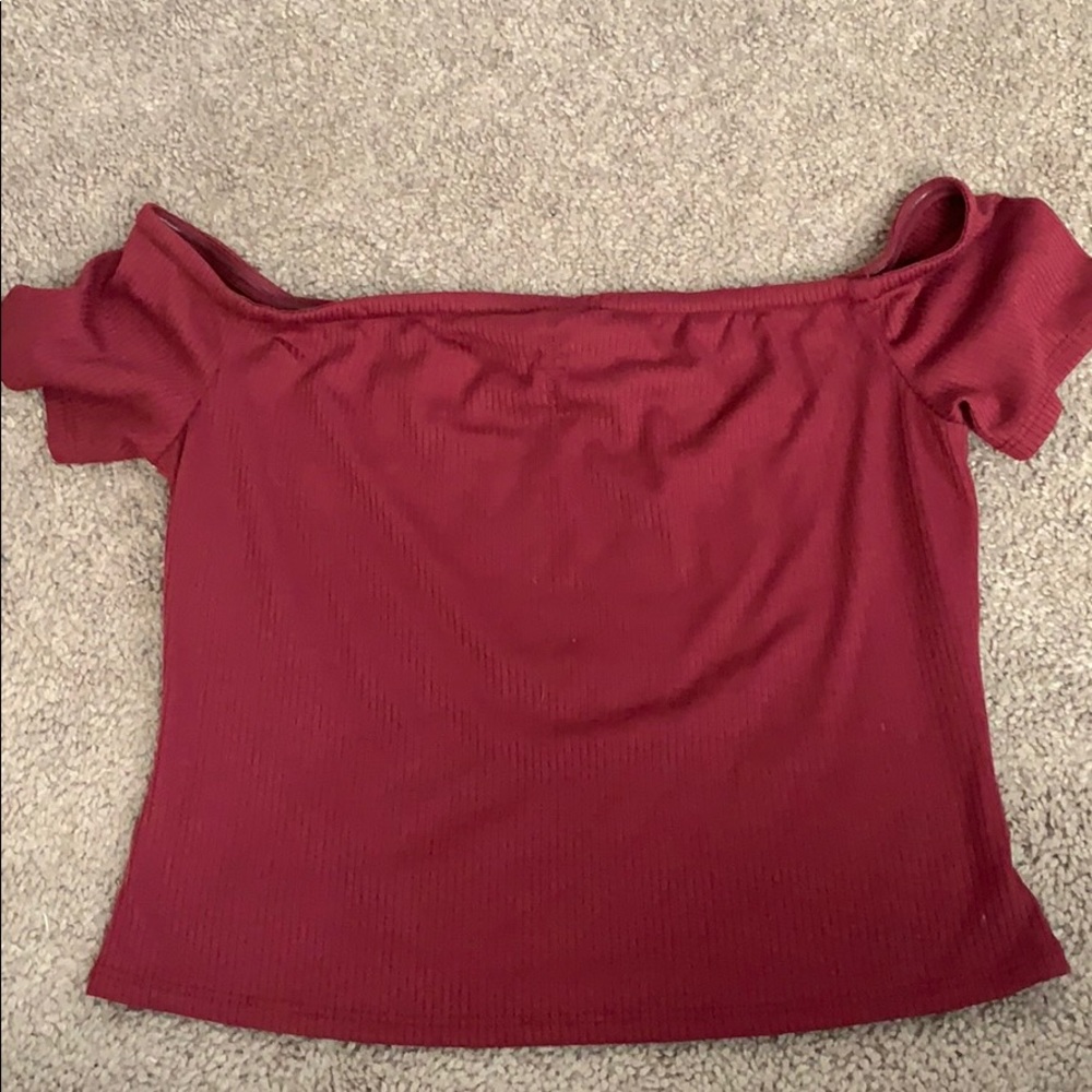 Red basic off the shoulder cropped tee!